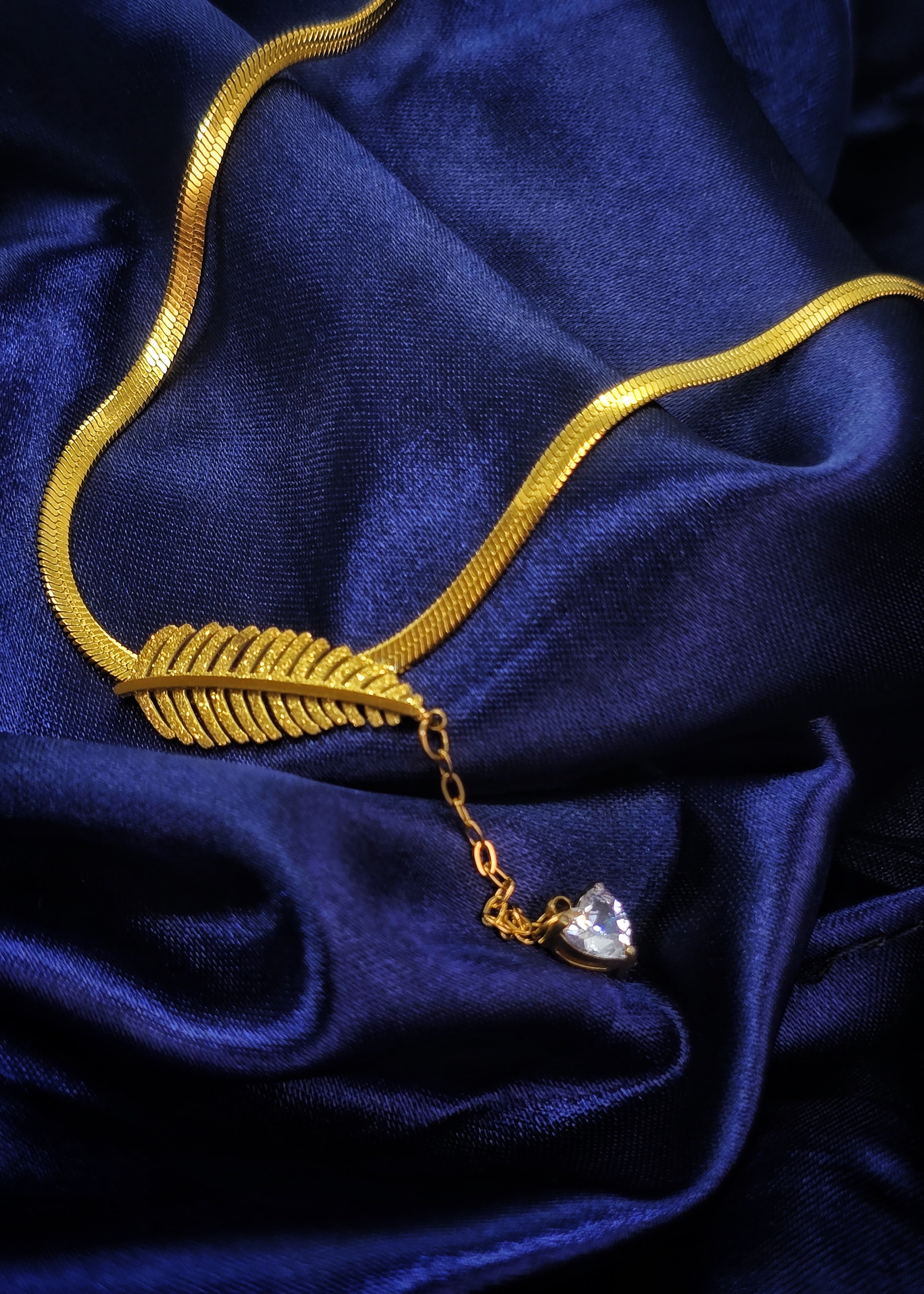 Adorniv Heartleaf Gold Necklace – Delicate Elegance with a Touch of Sparkle