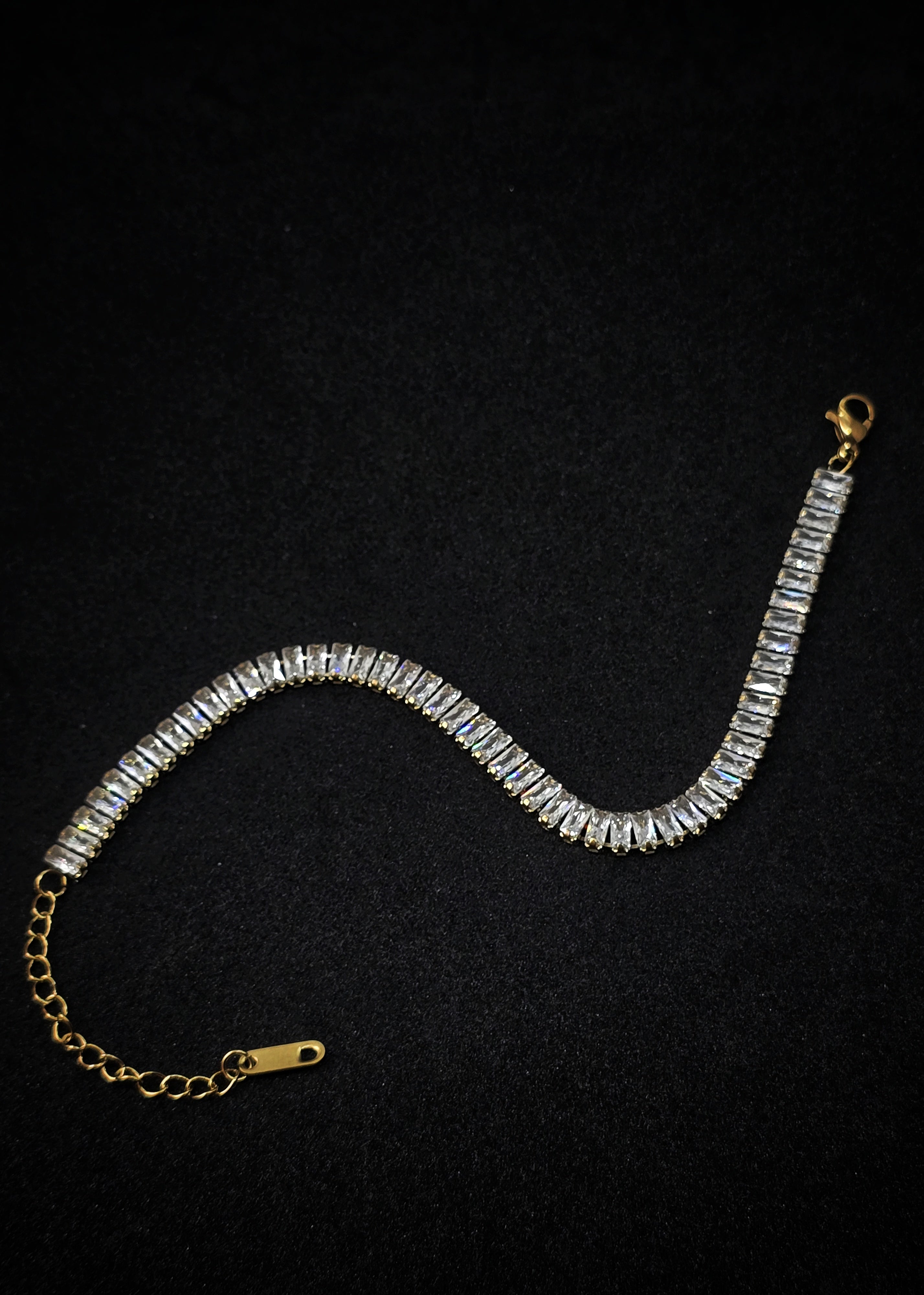 Adorniv Luxe Radiance Bracelet – Gold & Crystal Glam