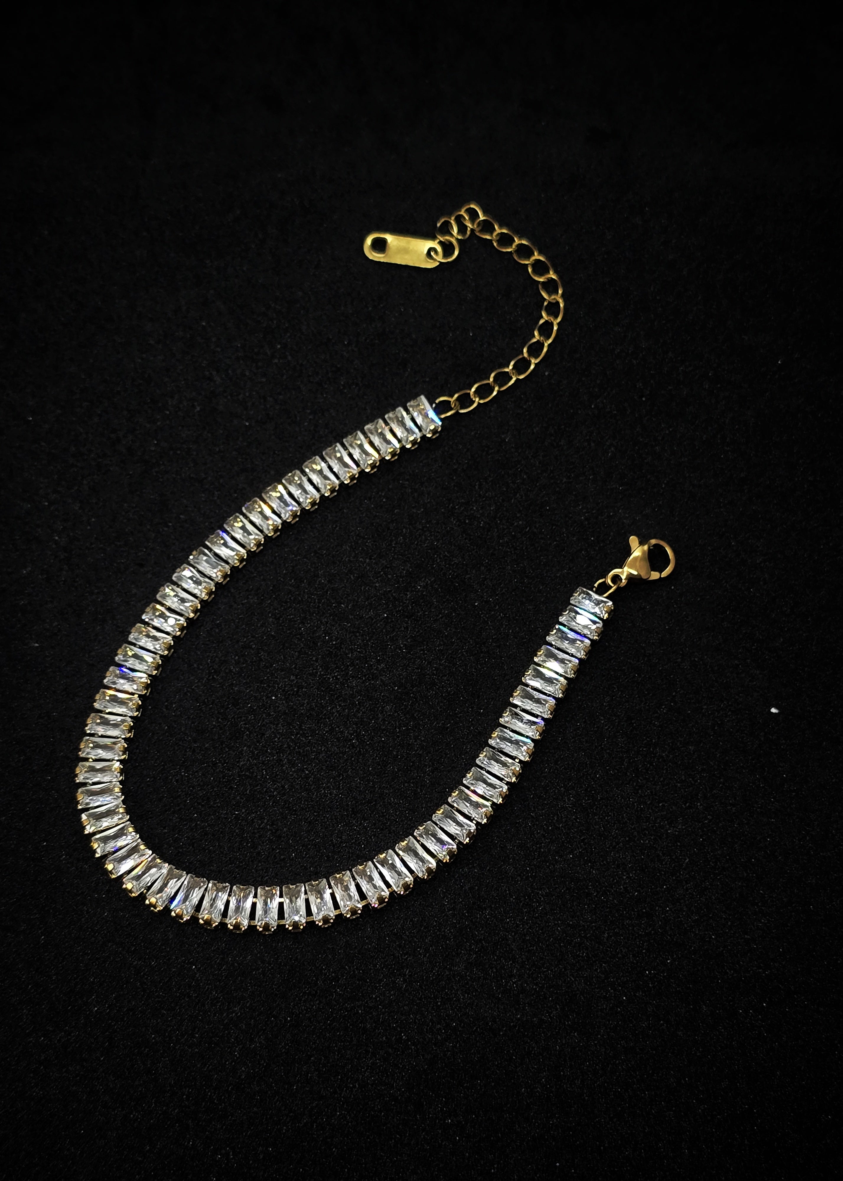 Adorniv Luxe Radiance Bracelet – Gold & Crystal Glam